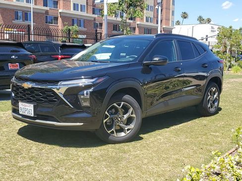 Used 2025 Chevrolet Trax LT image 2