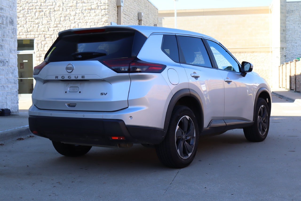 Used 2024 Nissan Rogue SV FWD image 3