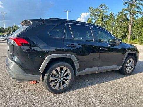 Used 2021 Toyota RAV4 XLE Premium FWD image 4