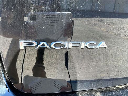 Used 2024 Chrysler Pacifica Touring-L image 24