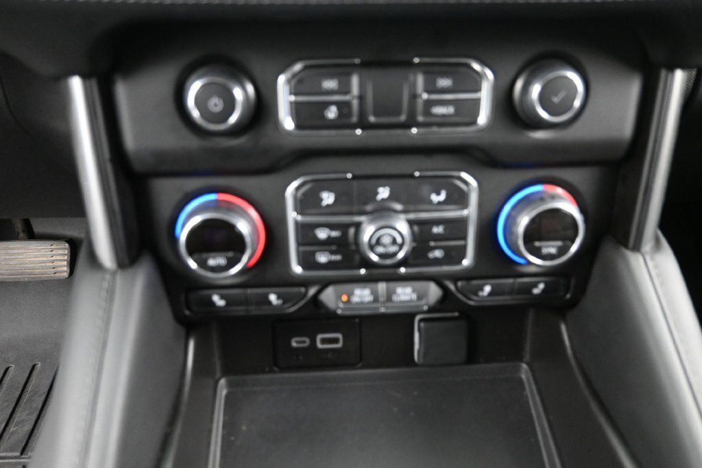 Used 2024 Chevrolet Suburban Z71 w/ Luxury Package AWD/4WD image 19