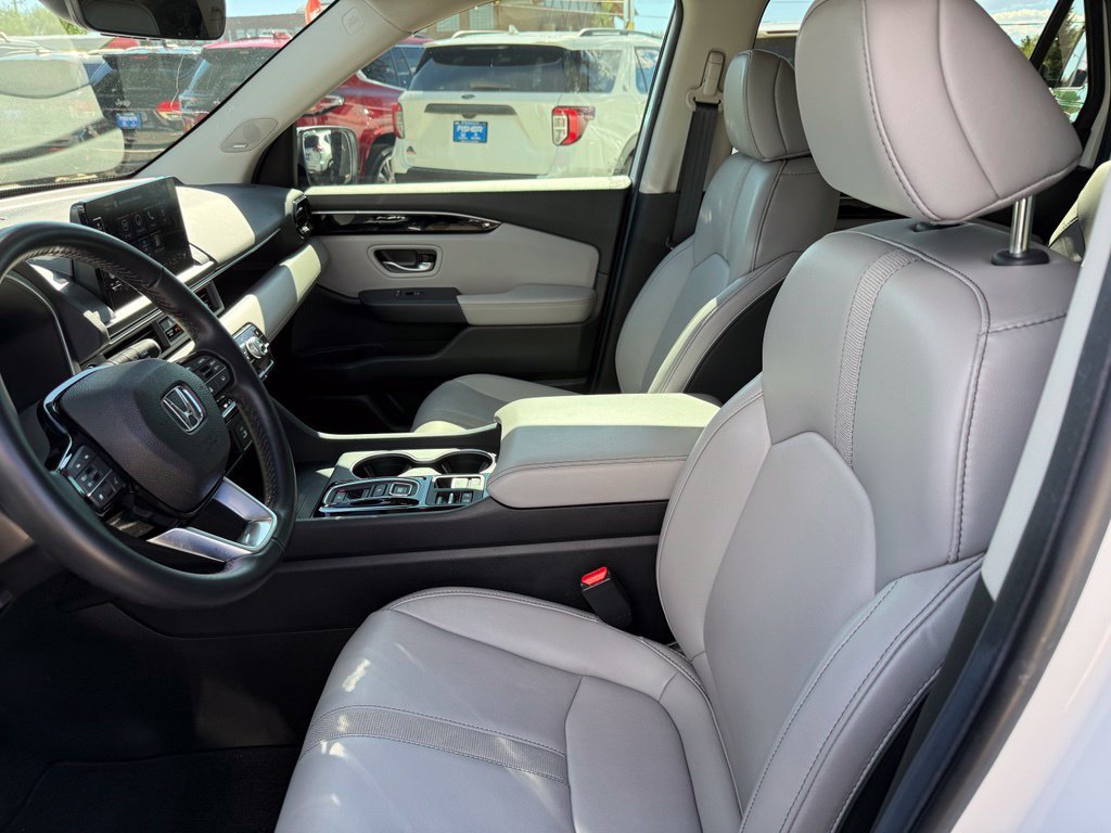 Used 2025 Honda Pilot Touring image 11