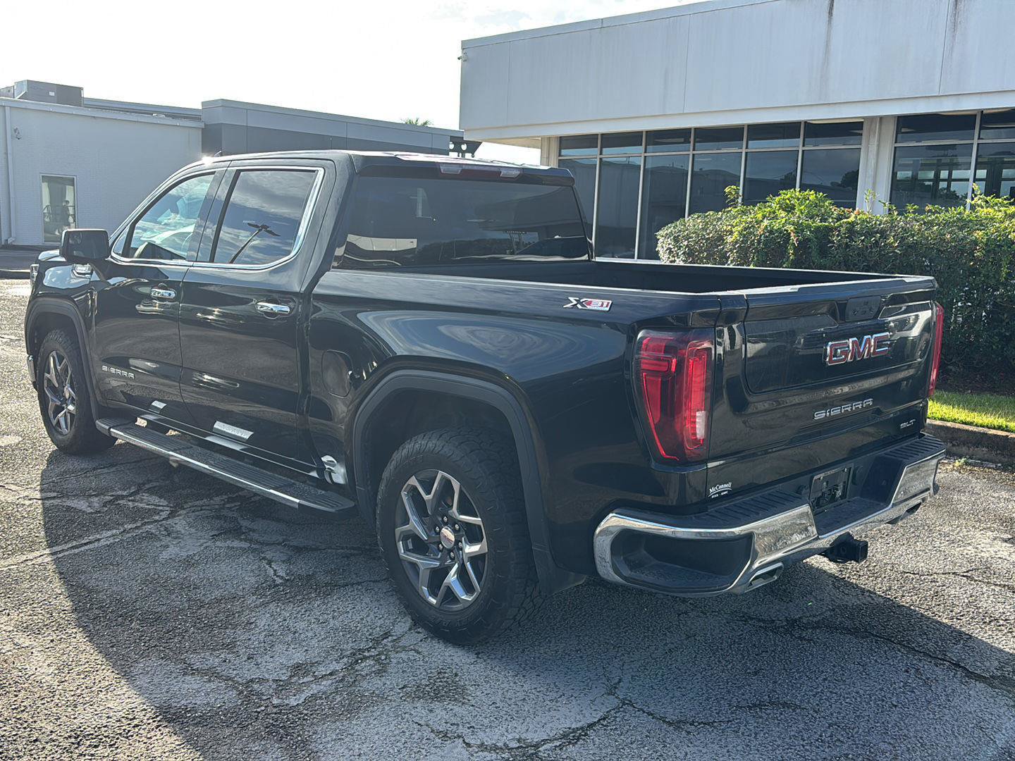 Used 2023 GMC Sierra 1500 SLT w/ SLT Premium Package AWD/4WD image 5