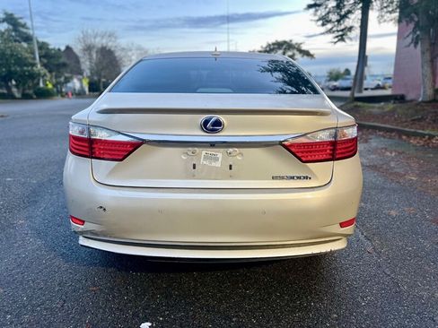 Used 2014 Lexus ES 300h w/ Luxury Package w/Bamboo Trim FWD image 6