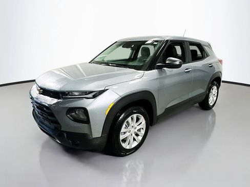 Used 2023 Chevrolet TrailBlazer LS image 2