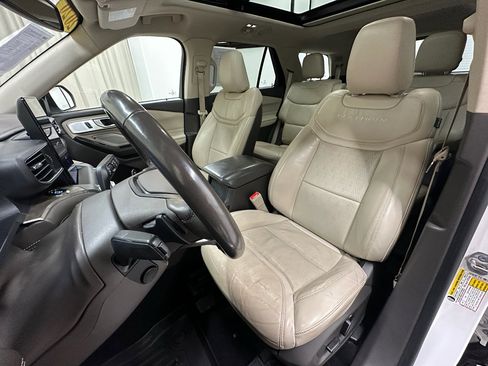 Used 2020 Ford Explorer Platinum w/ Premium Technology Package image 28
