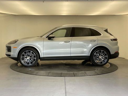 Used 2024 Porsche Cayenne image 2