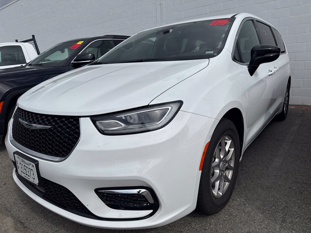 Used 2025 Chrysler Pacifica Select FWD image 2