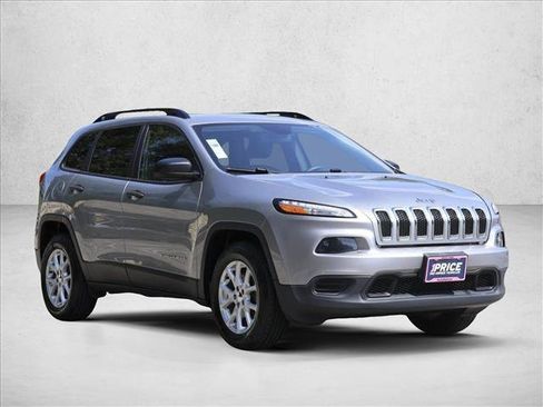 Used 2017 Jeep Cherokee Sport w/ Cold Weather Group AWD/4WD image 3
