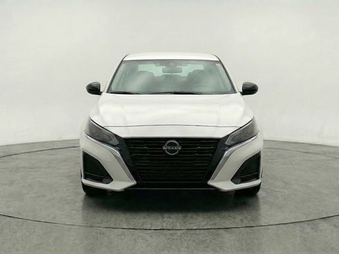 Used 2025 Nissan Altima 2.5 SV FWD image 2