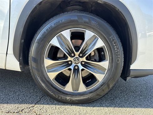 Used 2023 Toyota Highlander XLE image 12