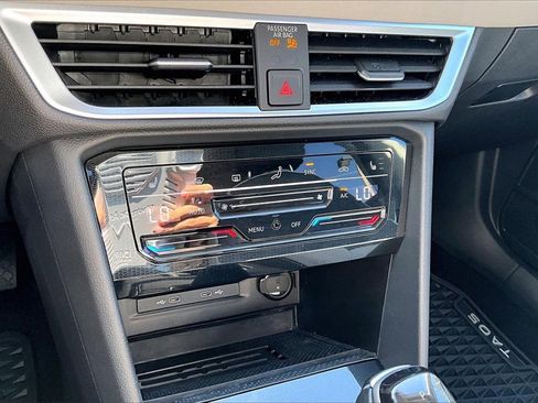 Certified 2025 Volkswagen Taos SE image 16