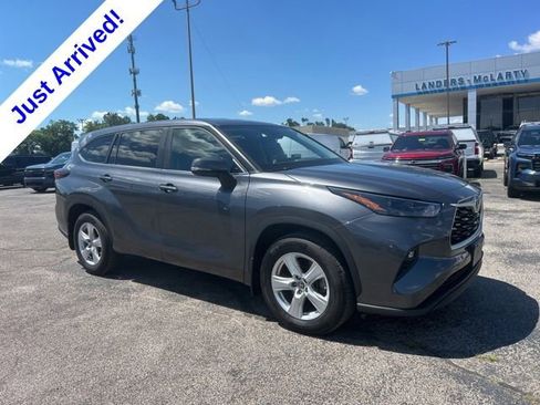 Used 2024 Toyota Highlander LE AWD/4WD image 1