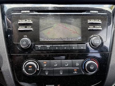 Used 2016 Nissan Rogue S FWD image 19