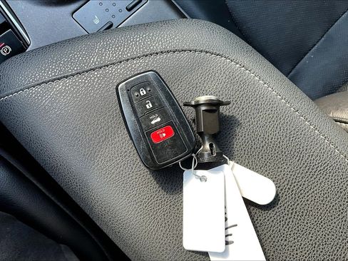 Used 2022 Toyota Camry XSE image 12