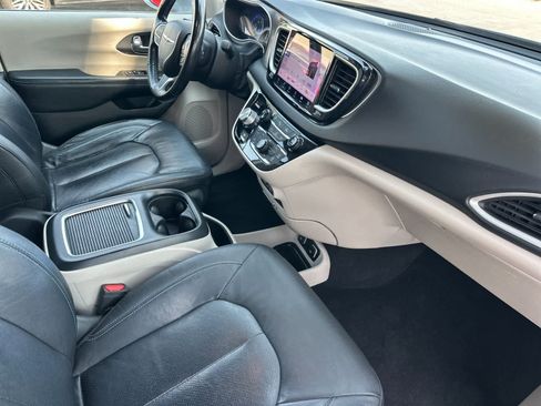Used 2021 Chrysler Pacifica Touring-L FWD image 18