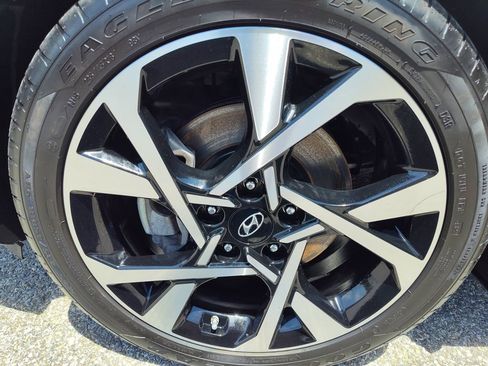 Used 2023 Hyundai Kona Limited FWD image 11