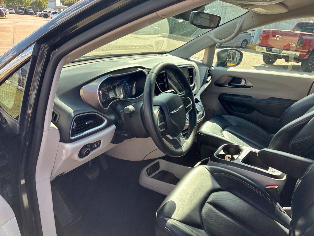 Used 2023 Chrysler Pacifica Touring-L FWD image 21