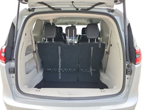 Certified 2024 Chrysler Pacifica Touring-L image 9