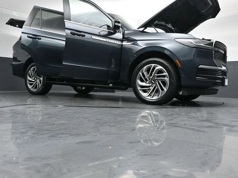 Certified 2025 Lincoln Navigator Reserve AWD/4WD image 57