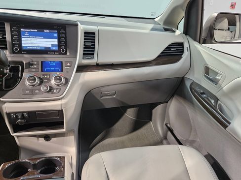 Used 2020 Toyota Sienna XLE w/ XLE Navigation Package image 11