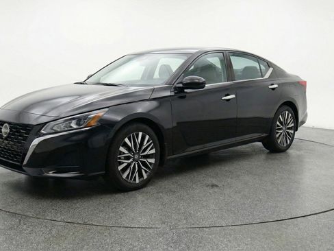 Used 2025 Nissan Altima 2.5 SV image 3