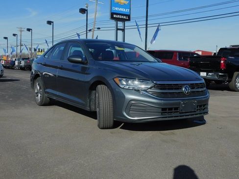 Used 2024 Volkswagen Jetta SE image 4