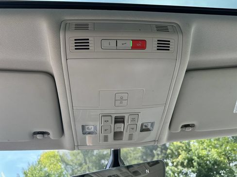 Used 2021 Volkswagen Tiguan SE w/ Panoramic Sunroof Package FWD image 25