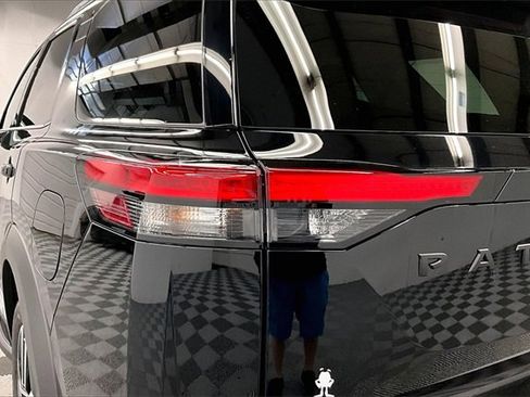 New 2025 Nissan Pathfinder Platinum image 17