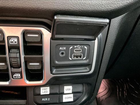 Used 2025 Jeep Gladiator Sport image 32