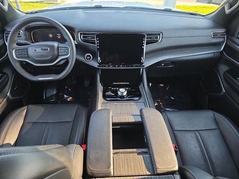 Used 2024 Jeep Wagoneer L Series II w/ Flexible Seating Group image 18