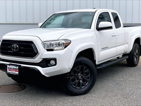 Used 2020 Toyota Tacoma SR5 AWD/4WD image 2