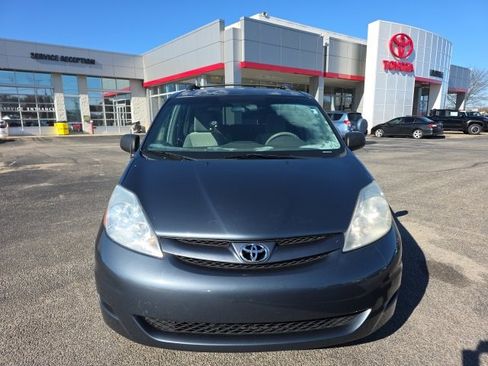 Used 2010 Toyota Sienna LE image 2