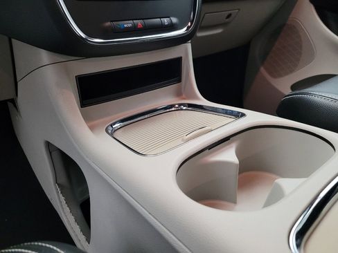 Used 2019 Dodge Grand Caravan SXT image 26