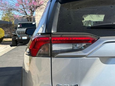 Used 2021 Toyota RAV4 XLE Premium image 35