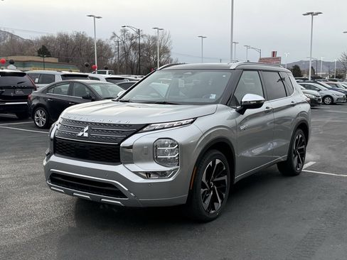 Used 2025 Mitsubishi Outlander SEL image 3