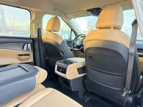Used 2024 Kia Carnival LX image 16