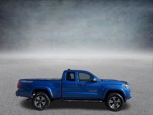 Used 2017 Toyota Tacoma TRD Sport w/ Tow Package AWD/4WD image 9
