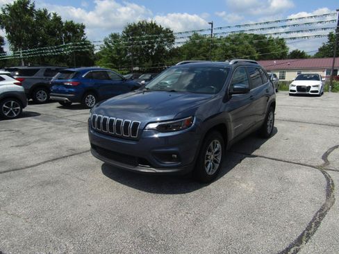 Used 2019 Jeep Cherokee Latitude Plus w/ Comfort/Convenience Group AWD/4WD image 3