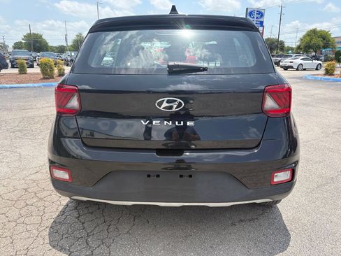 Used 2022 Hyundai Venue SE w/ Cargo Package FWD image 4