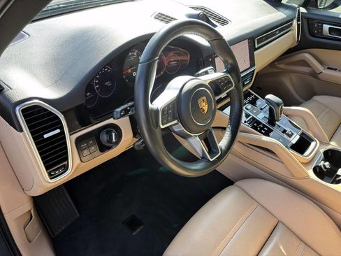 Certified 2022 Porsche Cayenne Platinum Edition image 26