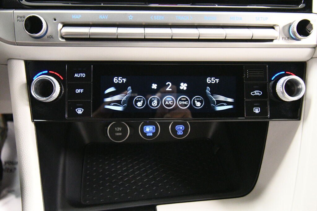 Used 2025 Genesis G70 2.5T image 17