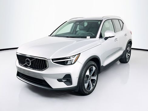 Used 2025 Volvo XC40 B5 Plus image 3