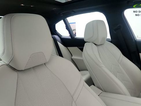 Used 2024 BMW i5 eDrive40i w/ Executive Package RWD image 32