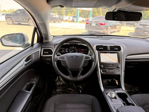 Used 2019 Ford Fusion SE FWD image 22
