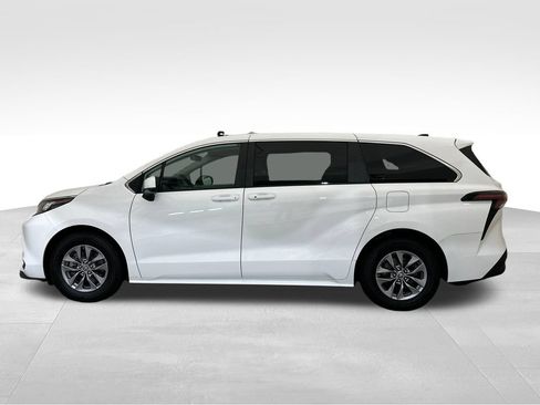 Used 2023 Toyota Sienna LE AWD/4WD image 2