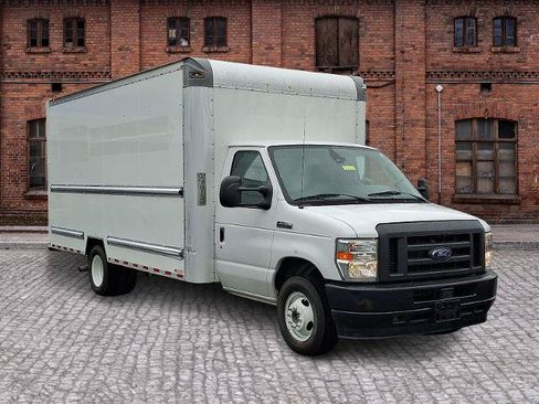 Certified 2022 Ford E-350 and Econoline 350 Super Duty RWD image 3