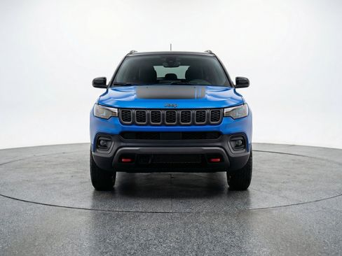 Used 2025 Jeep Compass Trailhawk AWD/4WD image 2