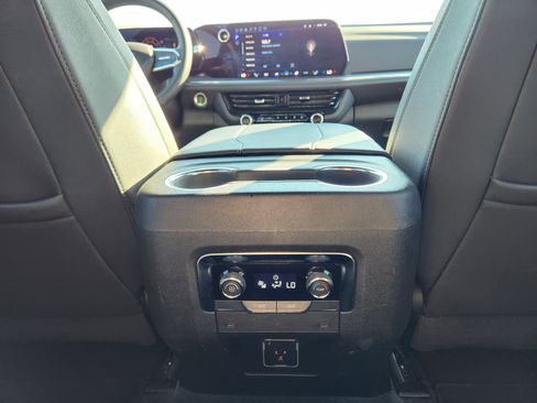 Used 2025 Chevrolet Suburban Z71 image 13