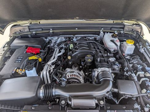 Used 2025 Jeep Gladiator Sport AWD/4WD image 16